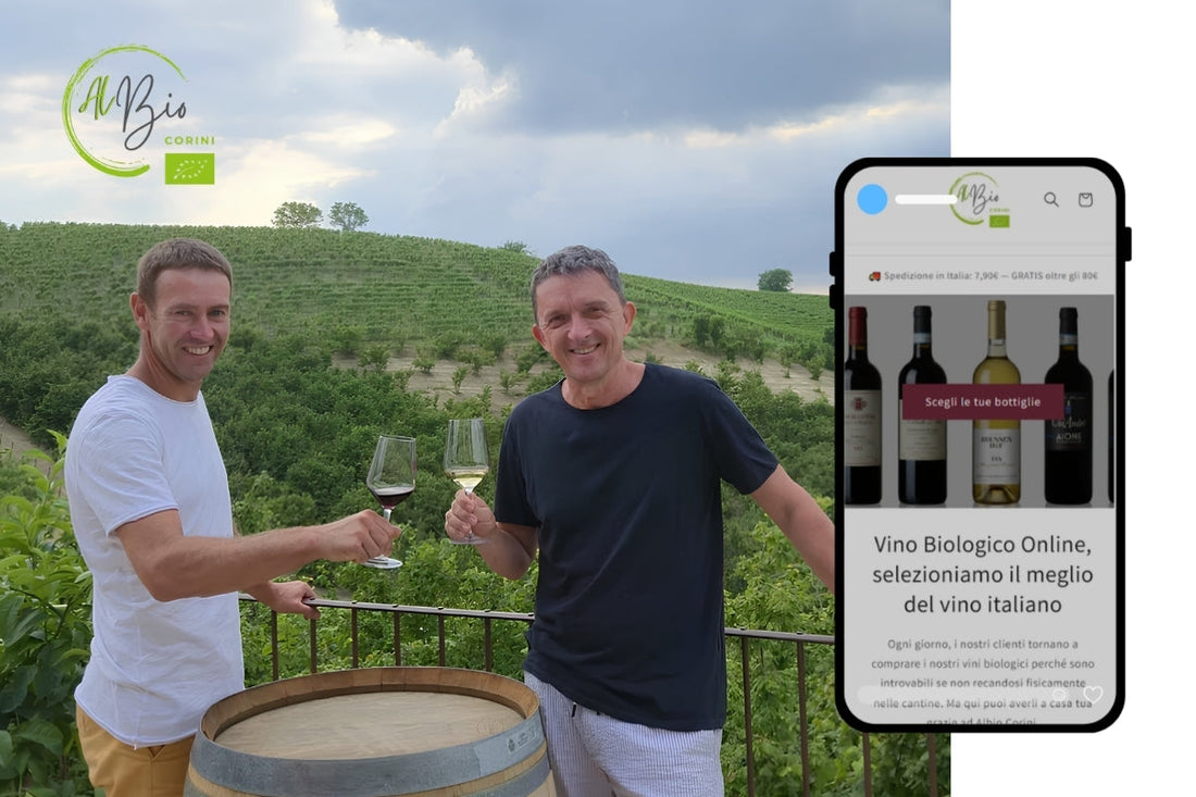 I due fondatori di Albio Corini, produttori di vino biologico e naturale, ritratti insieme tra i filari della loro vigna.