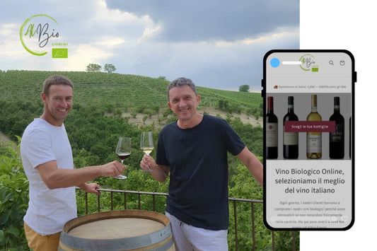 I due fondatori di Albio Corini, produttori di vino biologico e naturale, ritratti insieme tra i filari della loro vigna.